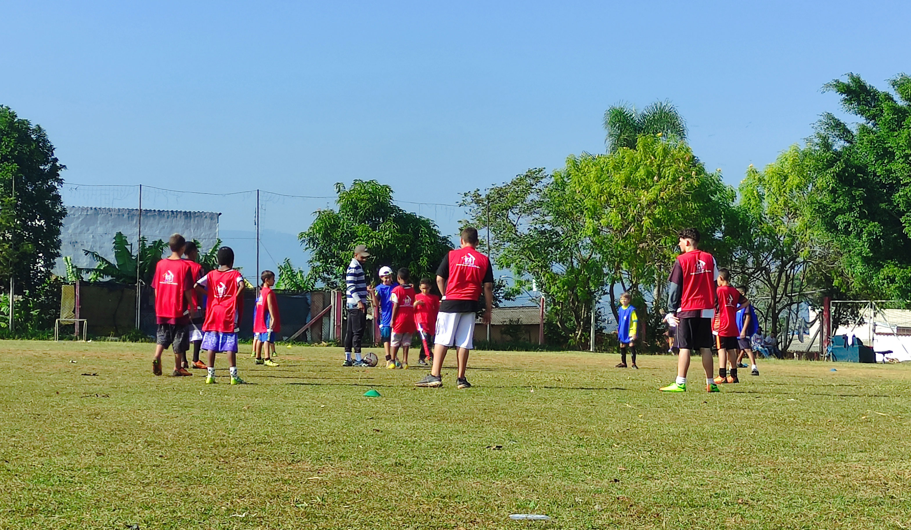 foto-das-crianças-no-campo-fazendo-treino-na-escolinha-de-futebol