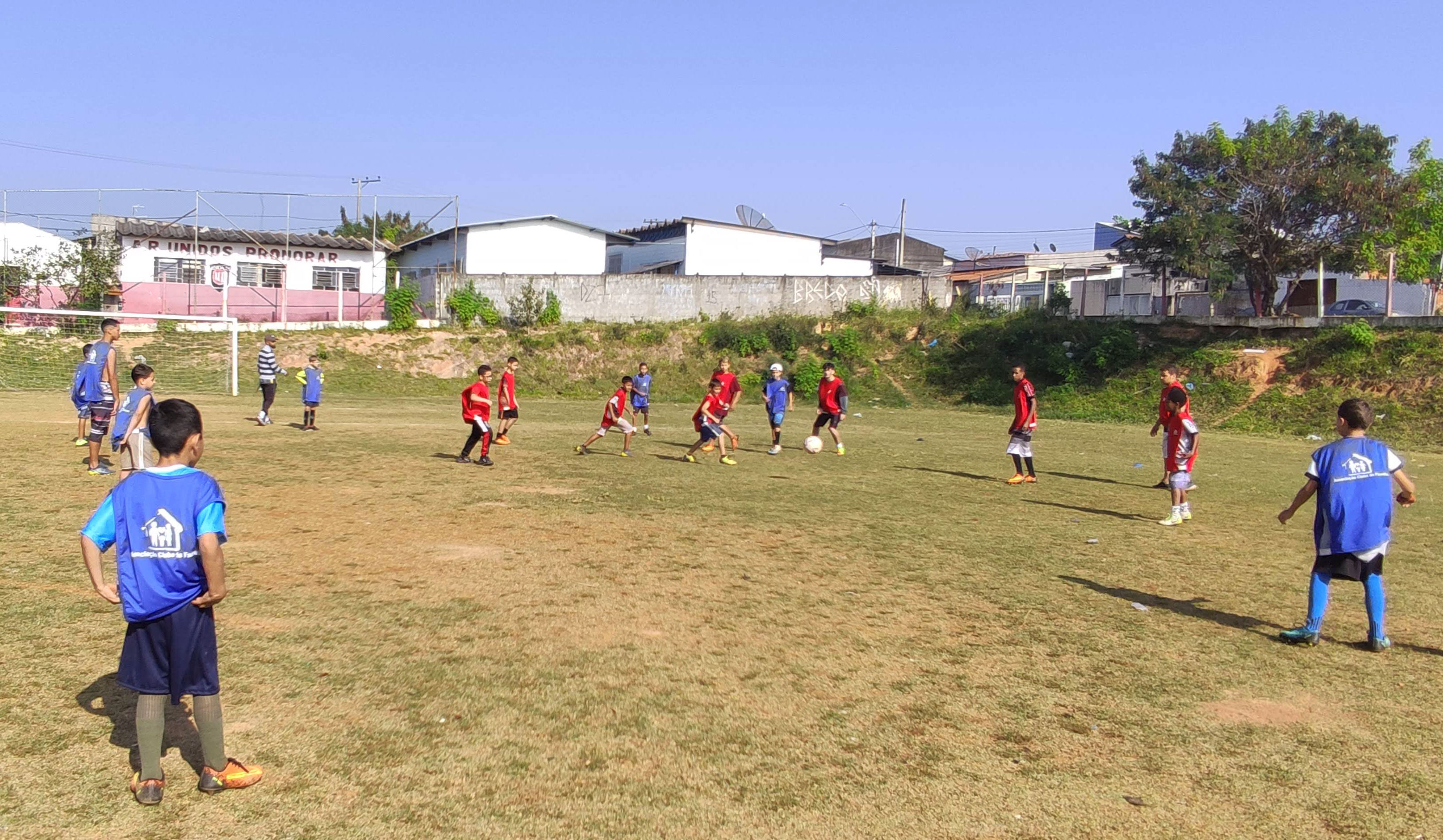 foto-das-crianças-jogando-bola-no-campo