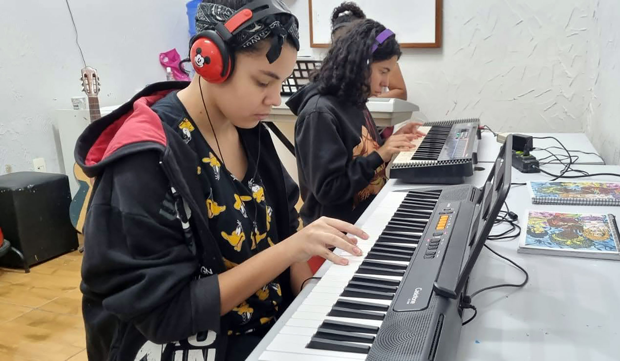 foto-de-dois-alunos-tocando-teclado