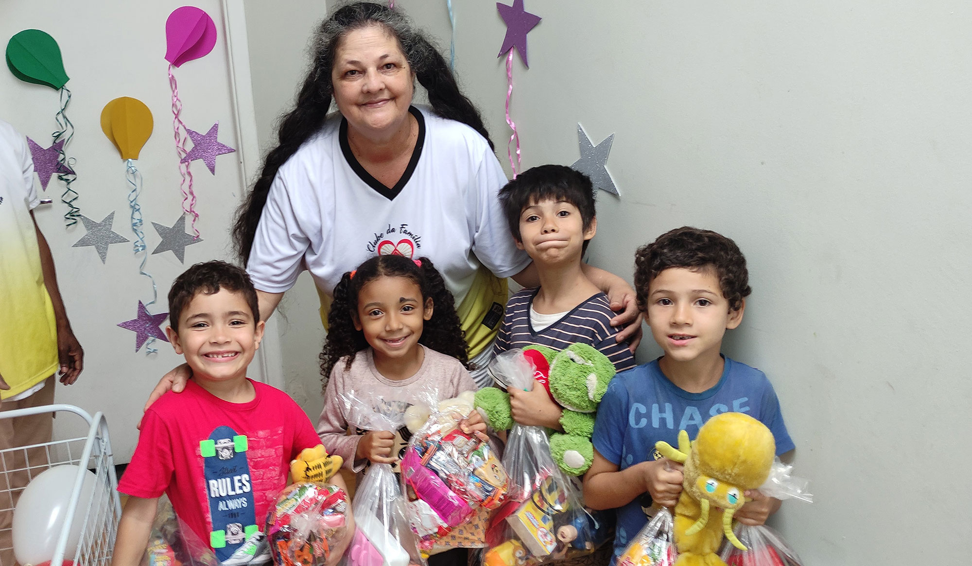 foto-de-dona-luci-apos-crianças-receberem-presentes-no-dia-das-crianças