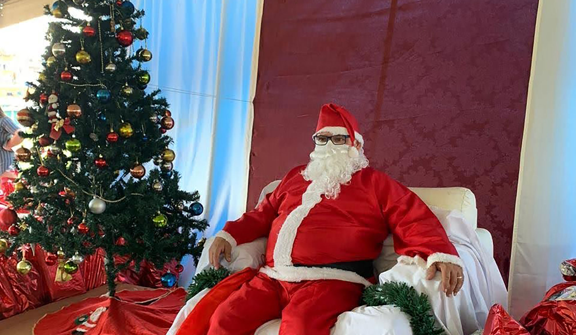 foto-do-papai-noel-sentado-na-poltrona-ano-2021