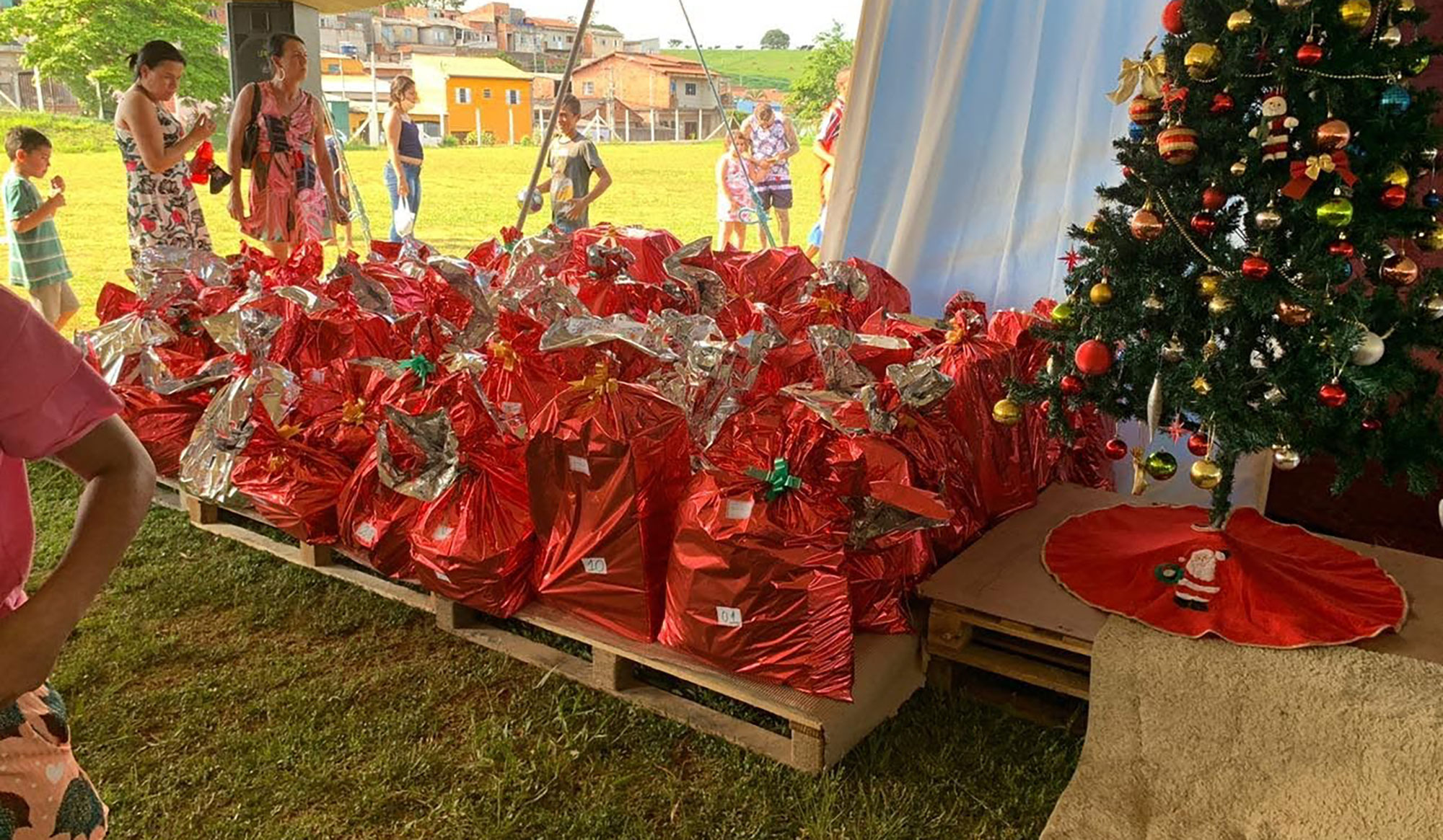 foto-do-local-do-evento-com-cestas-de-natal-para-as-crianças