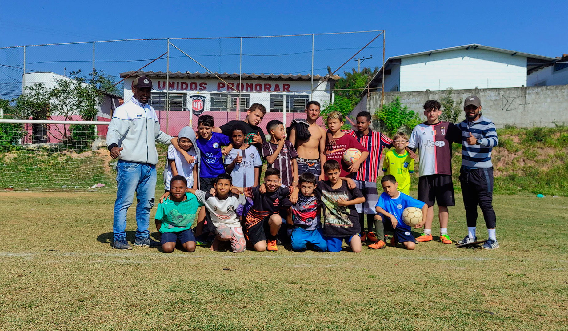 foto-do-grupo-de-crianças-e-os-professores-apos-o-treino