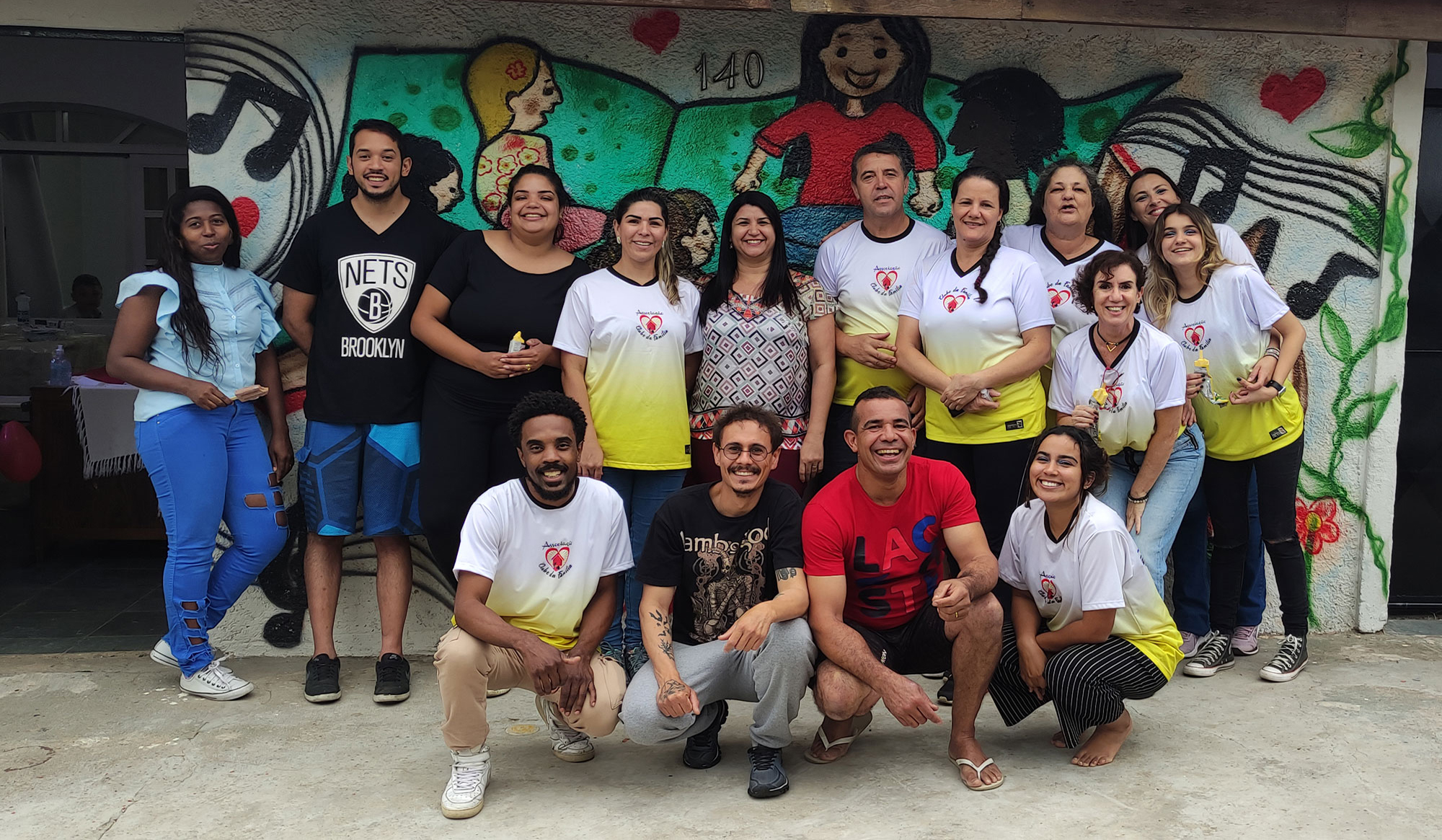 foto-de-alguns-voluntarios-que-ajudam-na-ong